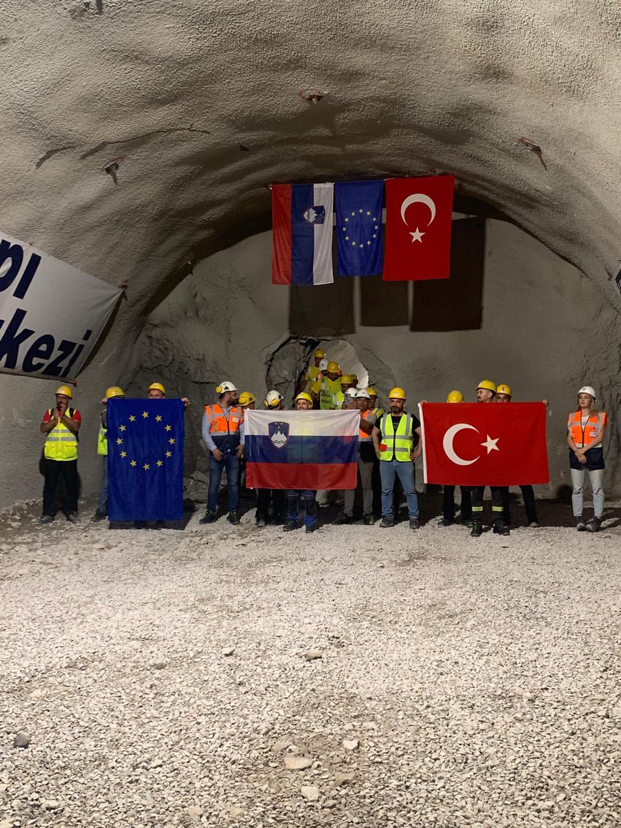 TC_LubliyanaBE's tweet image. Slovenya’nın en önemli altyapı projelerinden biri olan Koper-Divaça demiryolu projesinde bir tünelin daha kazı işlerinin tamamlanması münasebetiyle gerçekleştirilen törene katıldık. Projeyi yürüten firmamıza ve çalışanlarına emekleri için teşekkür ederiz.