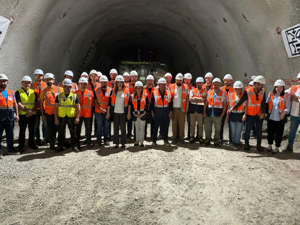 TC_LubliyanaBE's tweet image. Slovenya’nın en önemli altyapı projelerinden biri olan Koper-Divaça demiryolu projesinde bir tünelin daha kazı işlerinin tamamlanması münasebetiyle gerçekleştirilen törene katıldık. Projeyi yürüten firmamıza ve çalışanlarına emekleri için teşekkür ederiz.