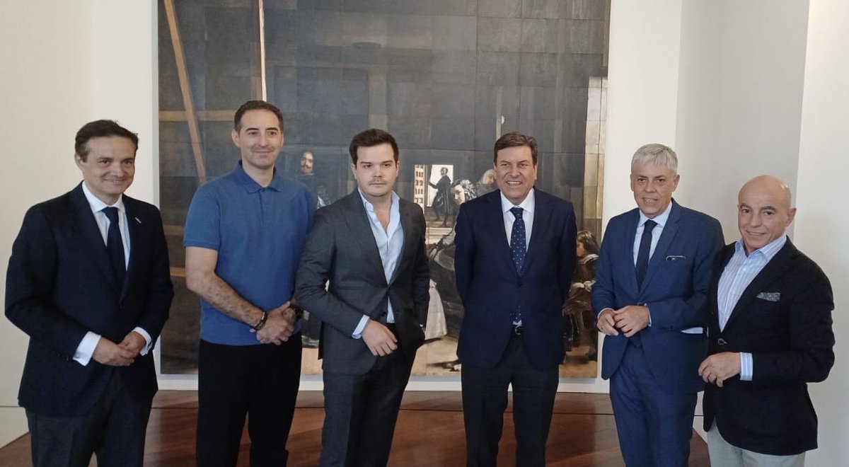 Educar06Diego's tweet photo. Con @cfcarriedo, consejero de Economía de la @jcyl, en el cierre de la Asamblea de la Asociación Internacional de Entidades de Crédito Social y Prendiario #PIGNUS.
Celebrada en @CasaBotines y con @montecredit de @fundoscyl como anfitrión. https://t.co/1oC4FfhEQb