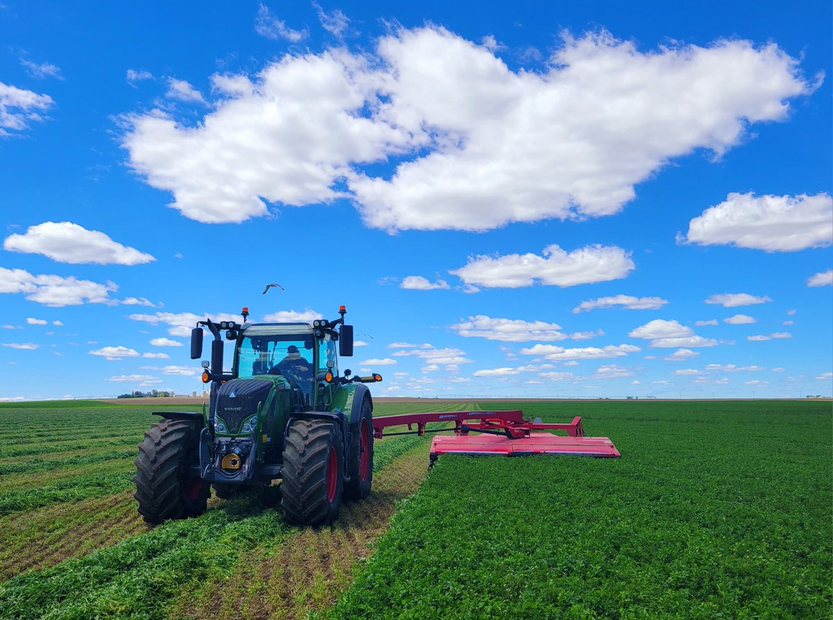 hanlonag's tweet photo. A #FENDTastic photo for a FENDTastic #FendtFriday! Thanks for sending this one in Huisman Dairy! @Fendt_NA https://t.co/iLICb3DHqR