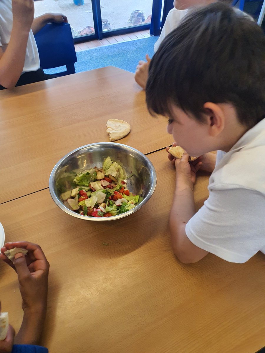 4AMrsArnold's tweet photo. For Boost Day, Year 4 made a Syrian Fattoush! It is a salad made with aubergine, lettuce, tomatoes,  cucumbers, pomegranate, radishes and parsley.  Most thought the pomegranate seeds were delicious... The radishes not so much! 😋😖🥬🍅🥒🍆 @TemplarsPrimary https://t.co/qvgmVoHdRM