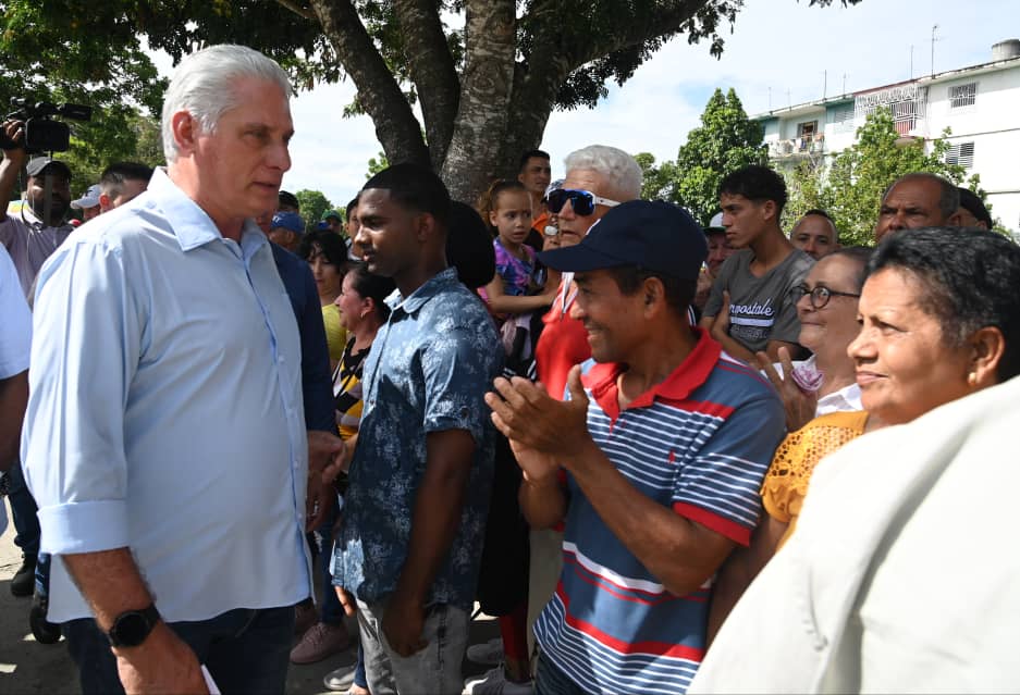 Los líderes partidistas intercambiaron en la comunidad Vivienda, segundo asentamiento poblacional más grande de Majibacoa.
Con una población de más de 1 260 habitantes, en la comunidad desde el 2022 se realizan trabajos de transformación. Es un pueblo de #GenteQueSuma.