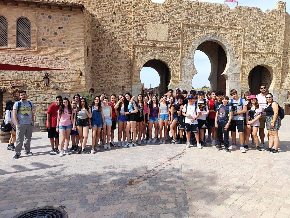 cmiturina's tweet photo. Los alumnos de 2 eso han disfrutado esta semana de una visita al parque temático-histórico Puy du Fou donde vieron representados, en maravillosos espectáculos, los momentos mas importantes de la historia antigua y medieval de España, hasta el Siglo de Oro.
#MariaInmaculada 🩵💛 https://t.co/sZQdrJx8q4