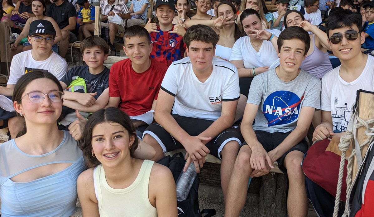 cmiturina's tweet photo. Los alumnos de 2 eso han disfrutado esta semana de una visita al parque temático-histórico Puy du Fou donde vieron representados, en maravillosos espectáculos, los momentos mas importantes de la historia antigua y medieval de España, hasta el Siglo de Oro.
#MariaInmaculada 🩵💛 https://t.co/sZQdrJx8q4