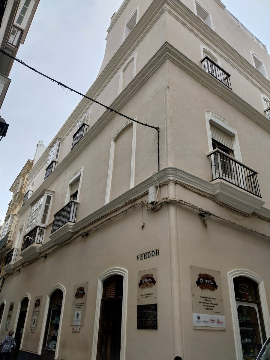 Valeiras's tweet photo. ¿Alguien conoce el por qué de todas estas ventanas tapiadas en #Cádiz? Parecen estar siempre en las esquinas de los edificios, todos ellos habitados... https://t.co/d3WQdfhdqn
