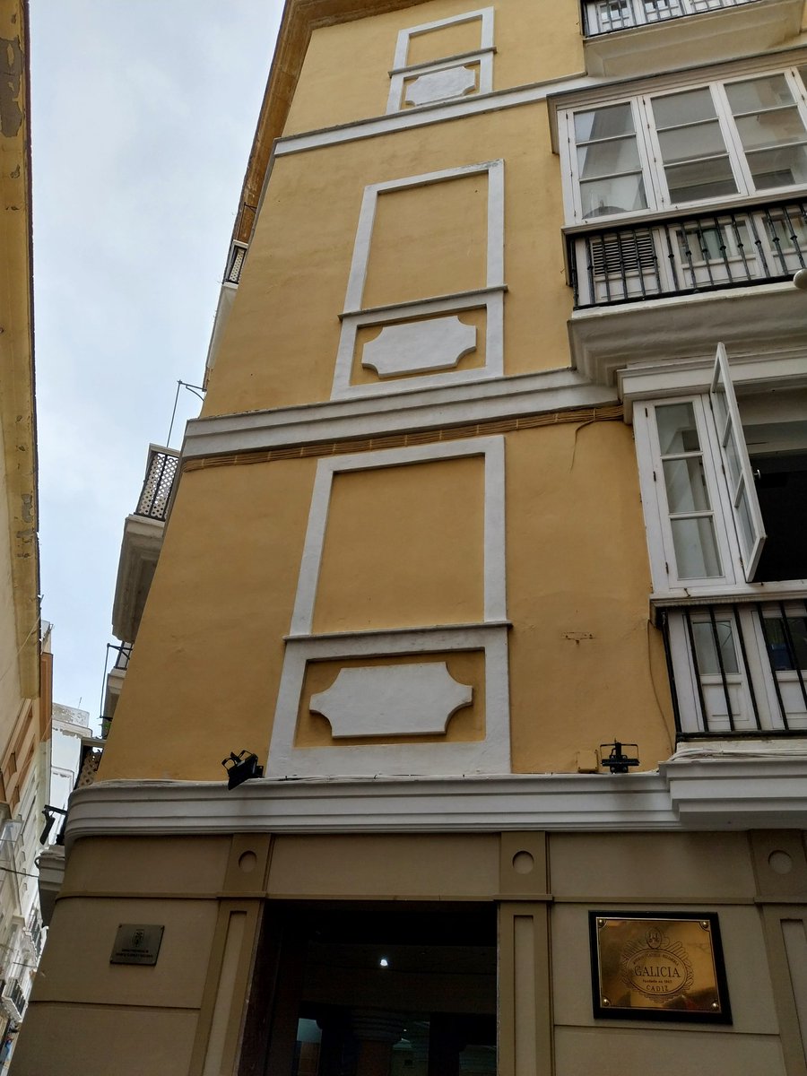 Valeiras's tweet photo. ¿Alguien conoce el por qué de todas estas ventanas tapiadas en #Cádiz? Parecen estar siempre en las esquinas de los edificios, todos ellos habitados... https://t.co/d3WQdfhdqn