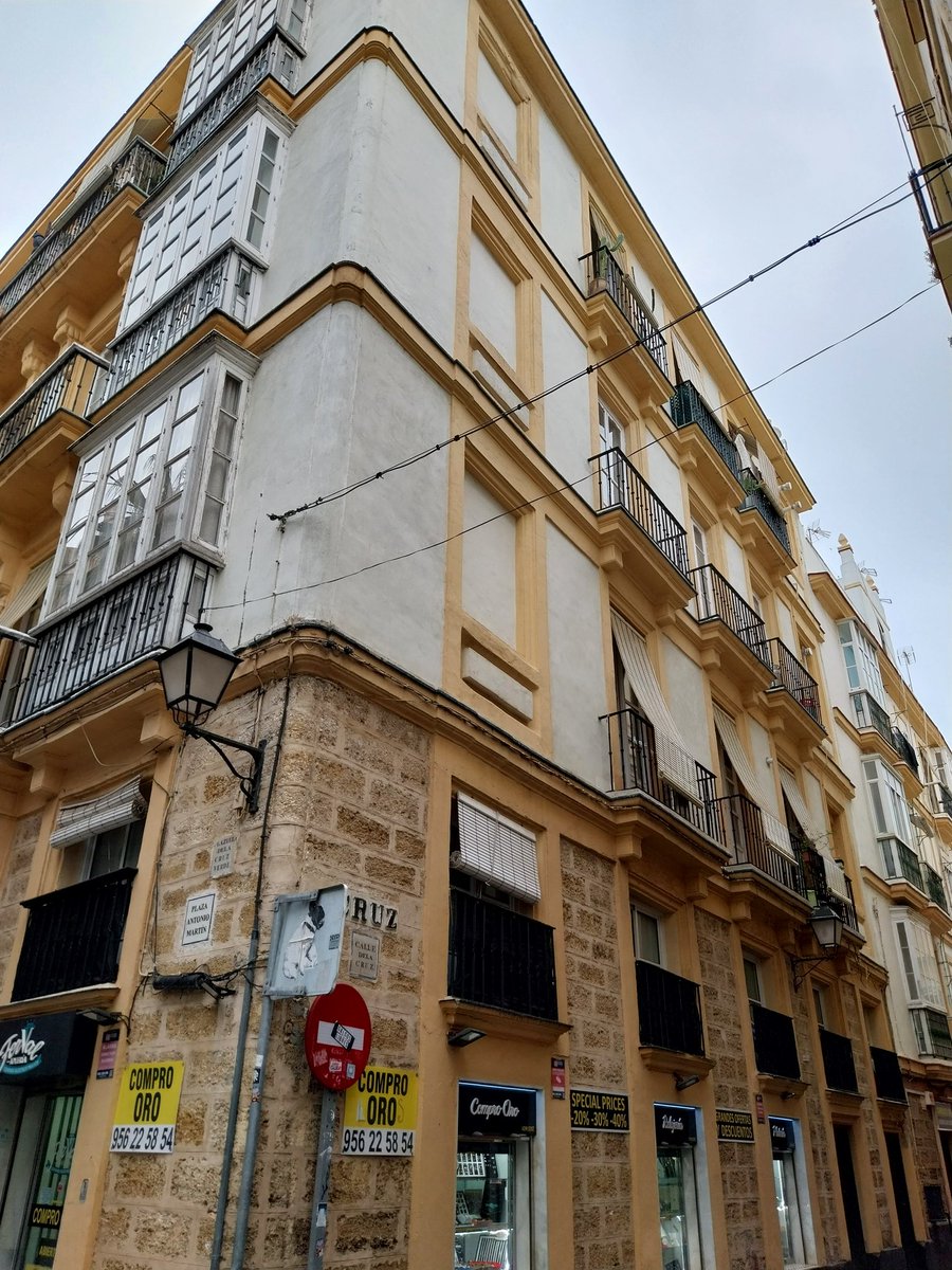 Valeiras's tweet photo. ¿Alguien conoce el por qué de todas estas ventanas tapiadas en #Cádiz? Parecen estar siempre en las esquinas de los edificios, todos ellos habitados... https://t.co/d3WQdfhdqn