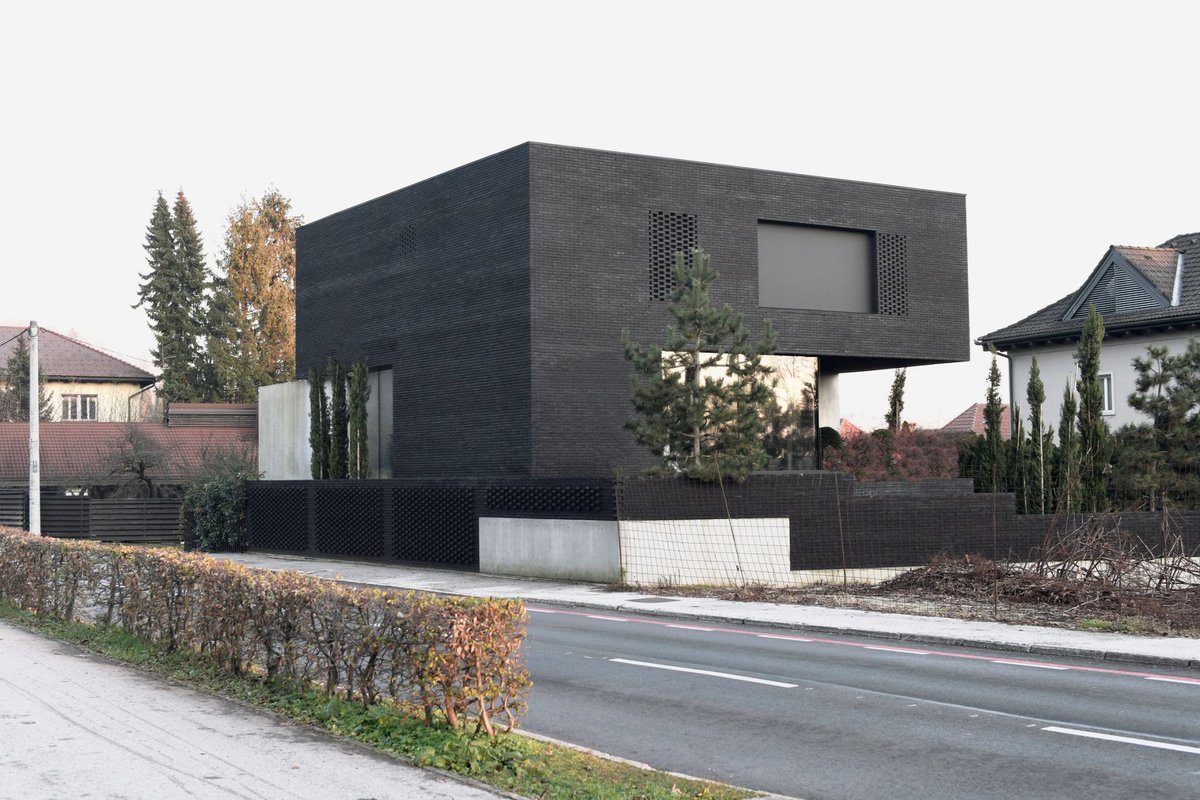 A projecting portico formed of exposed concrete creates an "imposing" entrance to Villa Eternal Way, a home in Ljubljana by local studio OFIS architects 🖤🩶💚

Check out the full article on Dezeen 👉 bit.ly/3RdIgSj

📸 Tomaz Gregoric