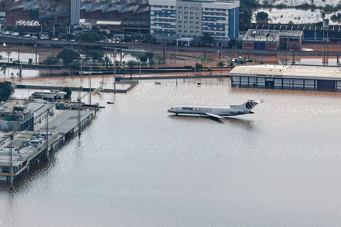 PedroRonchi2's tweet photo. Segundo o ICL a concessionária do Aeroporto alagado no Rio Grande do Sul não vai drenar a água porque não é dona do aeroporto. É o típico caso de embolsar os lucros e socializar os prejuízos. https://t.co/ke7DZuiulE