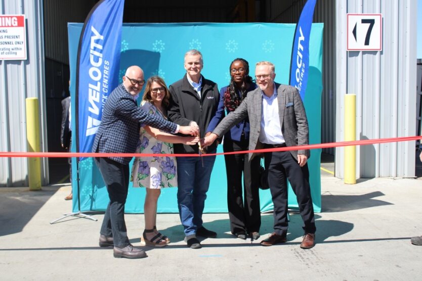 EdmontonGlobal's tweet photo. big step for the 5,000 H2 Vehicle Challenge!  👏

@VTC_Canada announced a H2/CNG service bay in #YEG. A first-of-its-kind for AB, this facility will provide the infrastructure needed to get 5,000 H2 or dual-fuel vehicles in 🇨🇦 in 5 years.

https://t.co/qK335OK8PK

#5000hydrogen https://t.co/uyJUYTtgqY