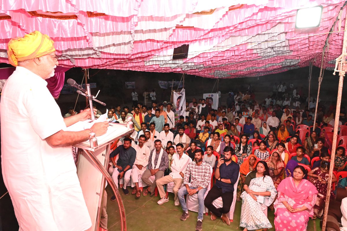 रायसेन जिले के रसीदपुर में बीना नदी के उद्गम स्थल पर पूजन, वृक्षारोपण और जनसंवाद किया।
जिस जल से हमारी पीढ़ियां सम्पन्न हुईं हैं, उद्गम के उस स्रोत को सुरक्षित रखना हमारा नैतिक कर्तव्य है। सरकार, समाज और प्रबुद्धजनों को #जलगंगाअभियान में अपनी ऊर्जा लगाना चाहिए।