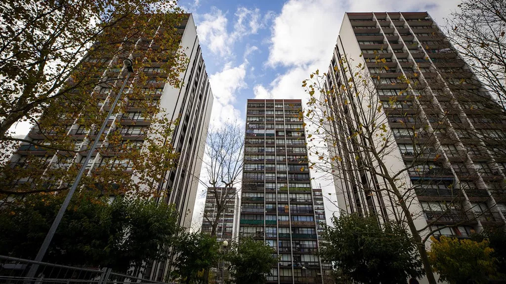 <a href="/PierreHurmic/">Pierre HURMIC</a> #ConseilBxMetro Bordeaux Métropole et Domofrance signent une Convention sur le projet Stacoptim. 
🤖Il s’agit d’un outil basé sur l’IA permettant de calibrer la construction des bâtiments en optimisant le couple coût/impact énergétique.