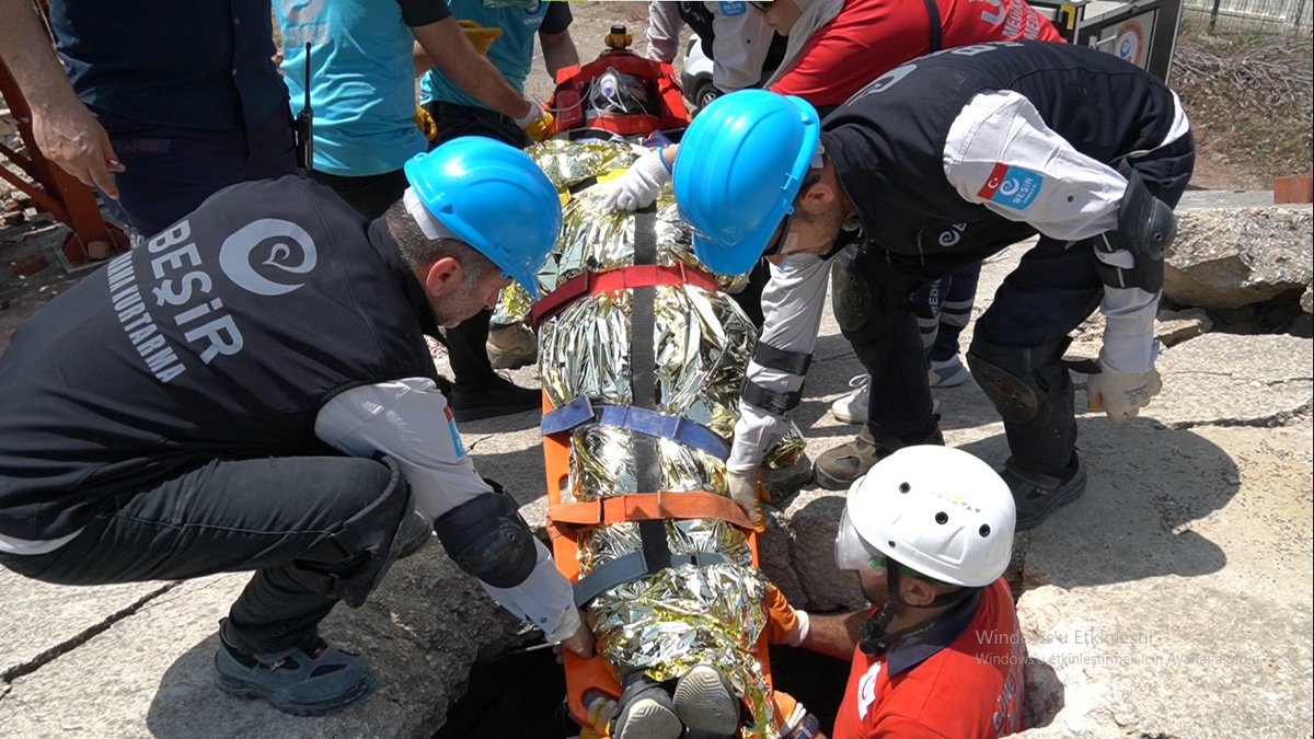 AFAD, Bursa’nın Gemlik ilçesi merkezli 5 ilde deprem tatbikatı düzenledi. 24 saat süren tatbikatta senaryo gereği, merkez üssü Gemlik olan 6,7 büyüklüğünde deprem meydana geldi.39 kamu kurumu ve 15 sivil toplum kuruluşunun katıldığı tatbikatta Beşir Derneği Arama Kurtarma