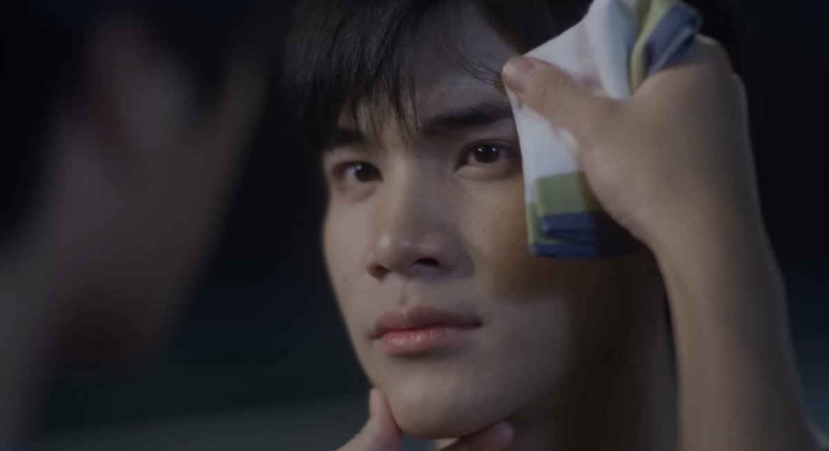 Nong4thsocute's tweet photo. ใครไหวไปก่อนเลย นี่ไม่ไหวววว พี่กองทัพโคตรอ่อนโยน ละดูสายตาน้องอะตอมมม คือซีนตกหลุมรักเลยอะ แบบหวั่นไหวมากกกก ละน้องโฟ้ดแสดงโคตรเก่ง ทำยังไง แค่สายตาก็สื่อออกมาได้แล้วอะว่ากำลังตกหลุมรักคนคนนึงอยู่ อินเนอร์อะไรเว่อมาก น้องโฟ้ดเก่งโคตรรรรรร 

#ว้าวุ่นเลยMV
 #MyLoveMixUpTHep1 https://t.co/rb2I9Nztdr
