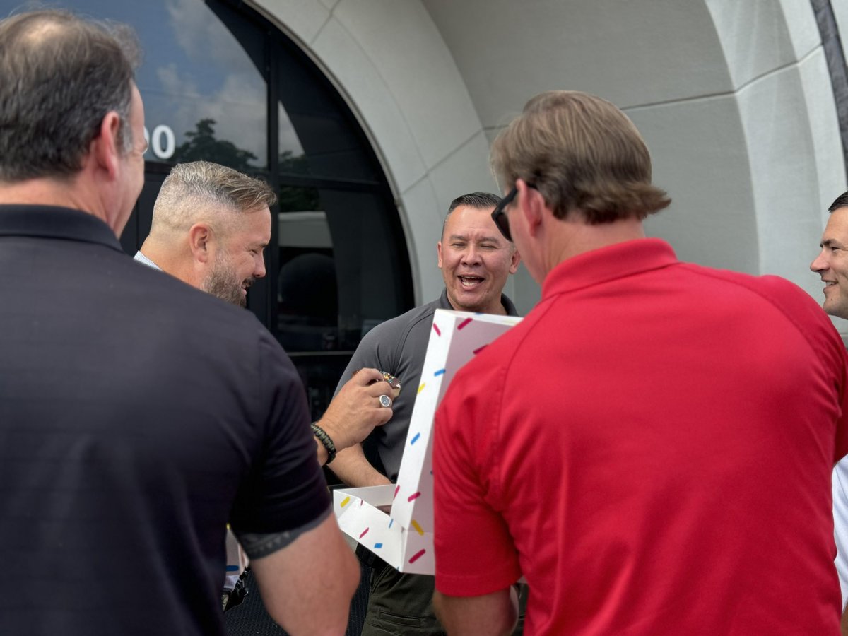 ValdostaFire's tweet photo. 🚒🍩🚔 Today, in honor of National Donut Day, we stopped by the Valdosta Police Department to drop off some delicious donuts! A small token of our appreciation for the dedication and commitment of our fellow first responders. Your hard work keeps our community safe every day. https://t.co/XF7oY9MvbC