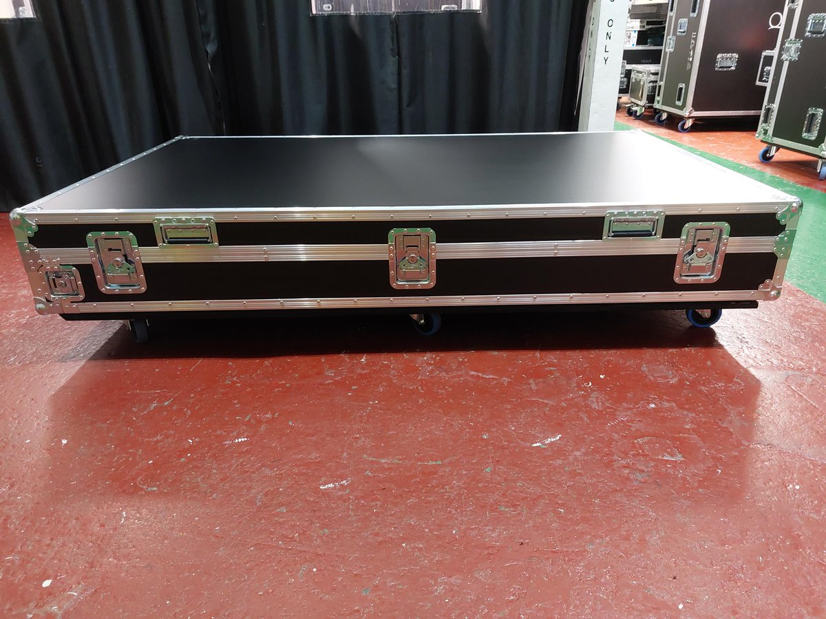 If you are in need of a large transportation case but struggling for storage space- we have the right solution.
The sides and ends of this modular rack can be removed and stored inside the case with the lid shut.
Need something similar?
Drop us a line:
sales@5star-cases.com