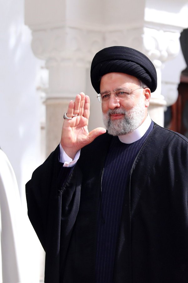 hassanisathi's tweet photo. شهی د رئیسی پیش از اینکه شهید بشود ، شهی د اهانت ها و تخریب ها سرزنش ها و دشنام ها بود.
#مثل_رئیسی
#خدمتگزار_صادق https://t.co/ybsec6HZJR