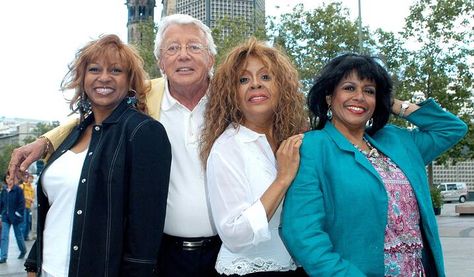FormerSupremes's tweet photo. #FLOSFRIDAY celebrating 38 years of #SupremeExcellence with #FormerLadiesOfTheSupremes
#lookingback to May 2005 when #ScherriePayne #LyndaLaurence formerly of #Motown #TheSupremes with #FreddiPoole performed in #Berlin #Germany.
with #TVhost #DieterThomasHeck. https://t.co/dGROtLMa1R