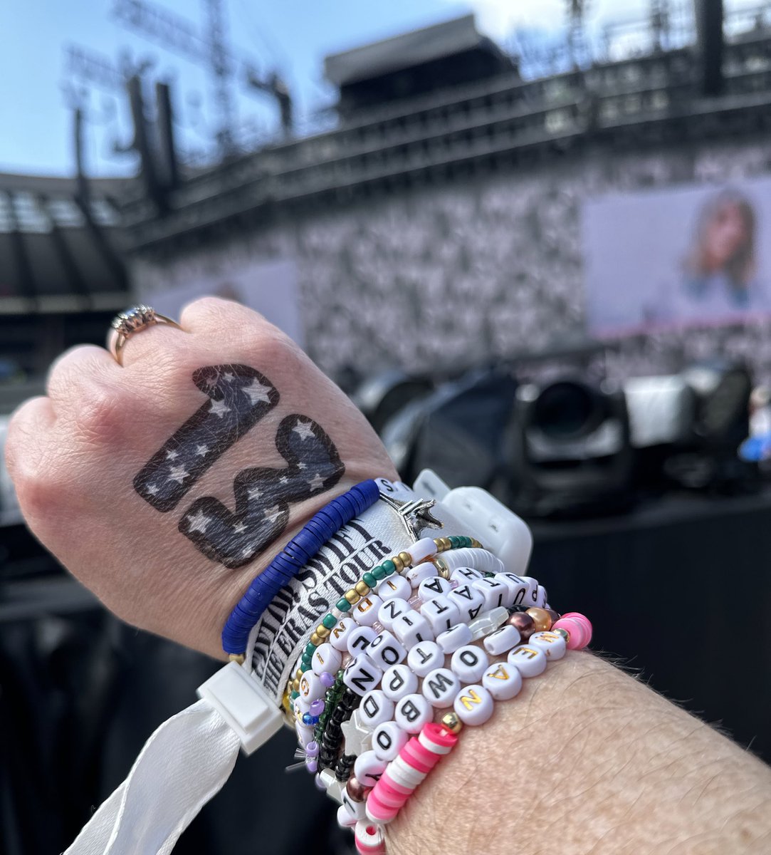 lisajparis's tweet photo. Taking my young swiftie to her very first gig 🫶🏻 and she made it to the barricade! @taylornation13 #EdinburghTStheErasTour #tstheerastour https://t.co/uddHy7ynAZ
