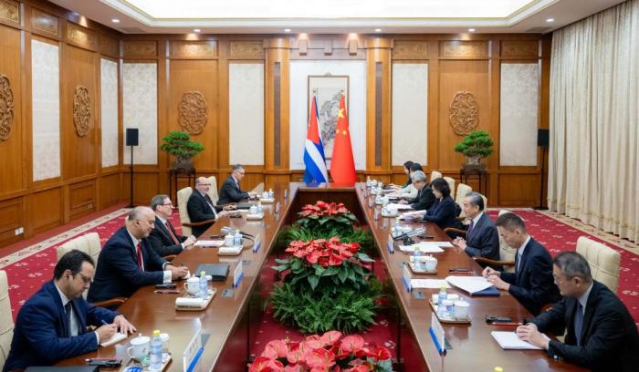 El excelente estado de los vínculos, los nexos históricos, de hermandad y  amistad entre #China y #Cuba fue resaltado por los ministros de  Relaciones Exteriores, <a href="/BrunoRguezP/">Bruno Rodríguez P</a> miembro del Buró Político del  <a href="/PartidoPCC/">Partido Comunista de Cuba</a>  y Wang Yi.
#UJCdeCuba