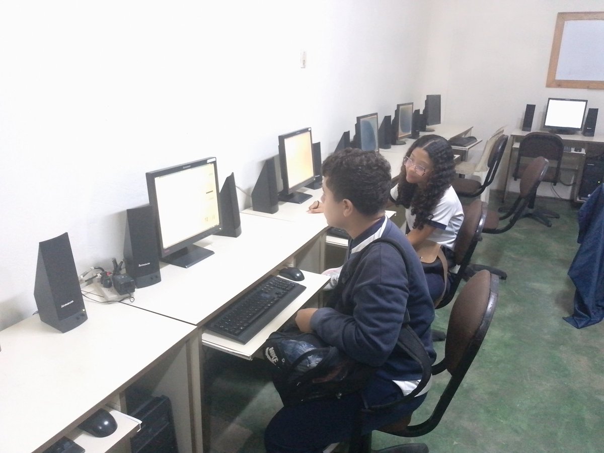 Uso Educativo de Internet desde nuestro CBIT "Rafael María Urrecheaga". Tutores CBIT dando el apoyo a estudiantes con el uso de la tecnología.