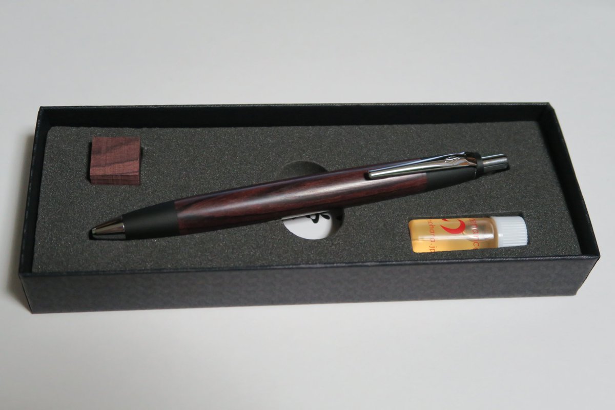 本当に珍しいキングウッドの回転式ボールペンです。希少価値がありますよ。G 本当に珍しいキングウッドの回転式ボールペンです。希少価値があります