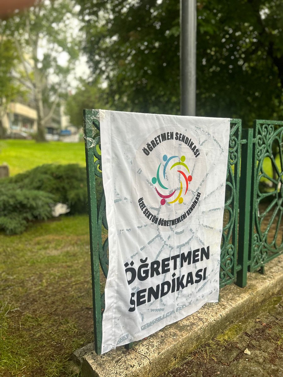 ogretmensendika's tweet photo. ‘Haklılıktan Gelen Bir İnadımız Var Vazgeçmeyi Unuttuk’

13. Günde Meclis parkında nöbetimize yağmur ve soğuk altında devam ediyoruz. 

Yaşasın Öğretmen Sendikamız!
#EğitimNöbetindeyiz https://t.co/qFLouxmvSp