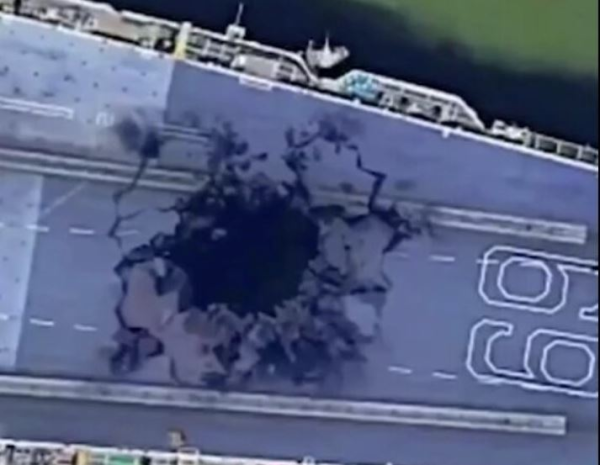 Китайцы показали фото пораженного хуситами авианосца США