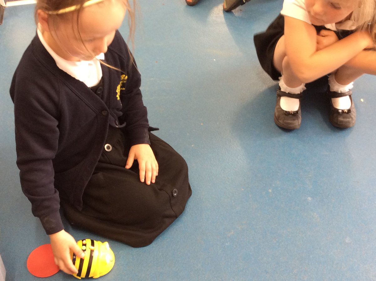 CamblesSchool's tweet image. Team Otters had great fun programming the Beebots for the first time today. Today's lesson was all about exploring how the Beebot moves and debugging our algorithms based on what we saw. #CamblesforthComputing