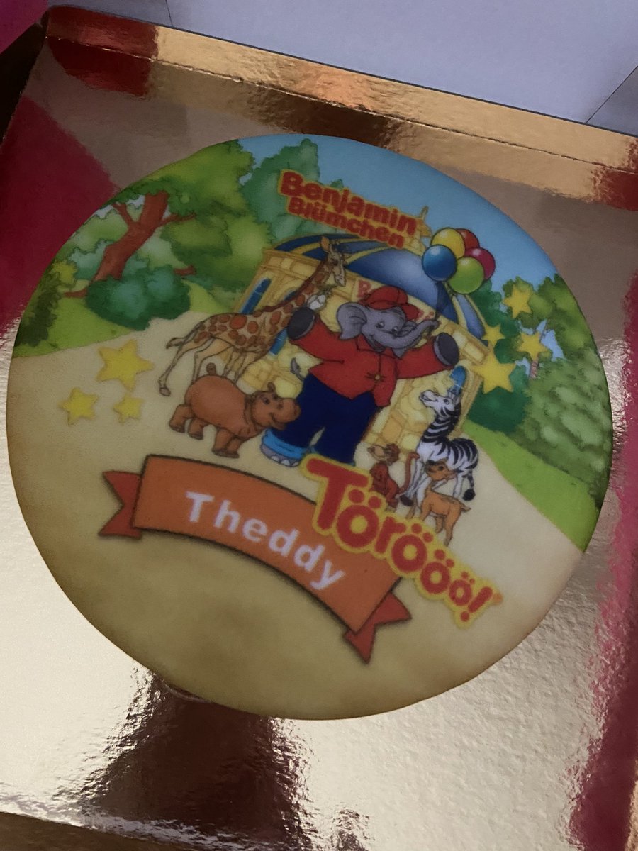 Hab von <a href="/Scheinheil/">Schobi</a> einfach einen Kuchen zugeschickt bekommen und bin so happy während ich mit Fieber im Selbstmitleid bade 😭