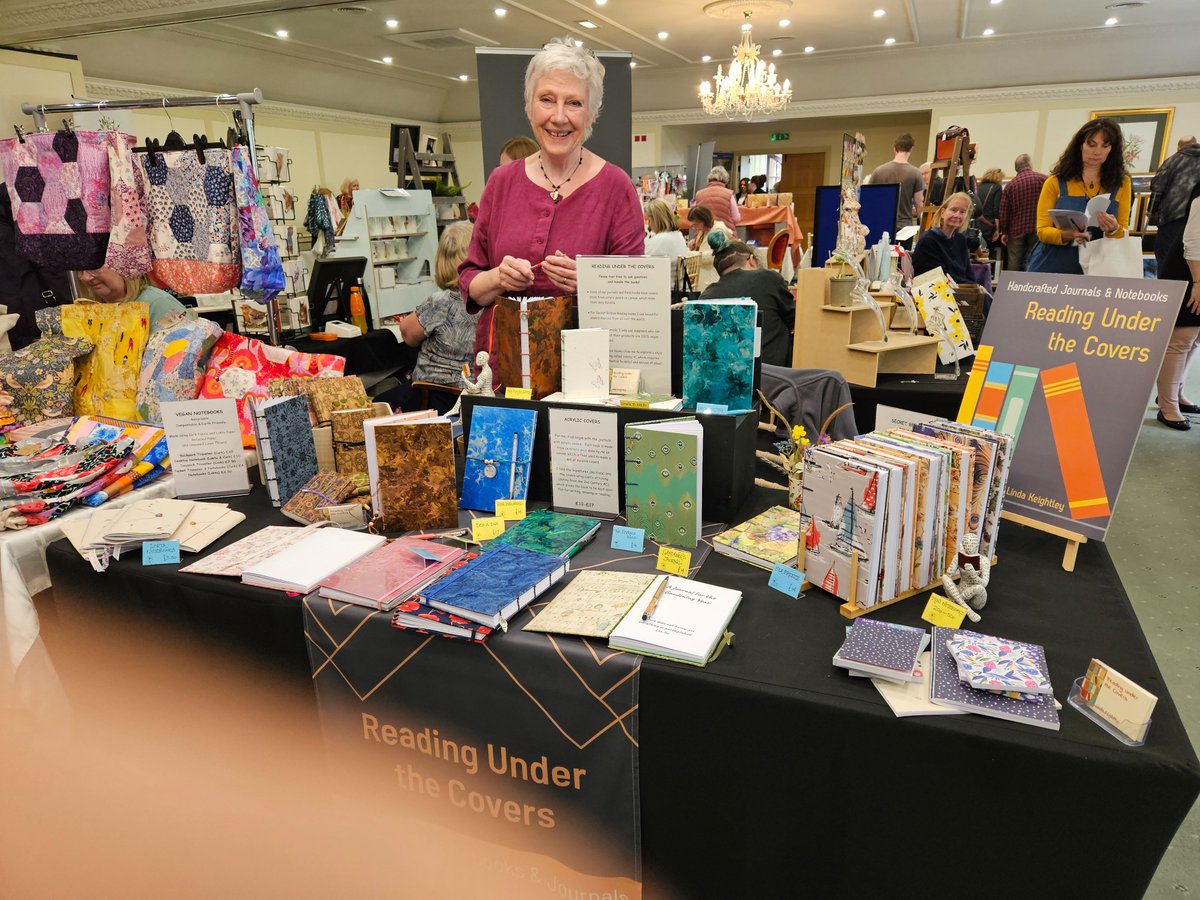 RosannaMcGlone's tweet photo. βοΈ Writer friends, whenever I begin a new project I go to Linda Keightley who makes the most beautiful hand bound π with passion and β€οΈ Here are today's for this year's books! @pascalepoet #notebooks #crafts #handmade #handbound #greatvaluetoo https://t.co/zSODn35eWM
