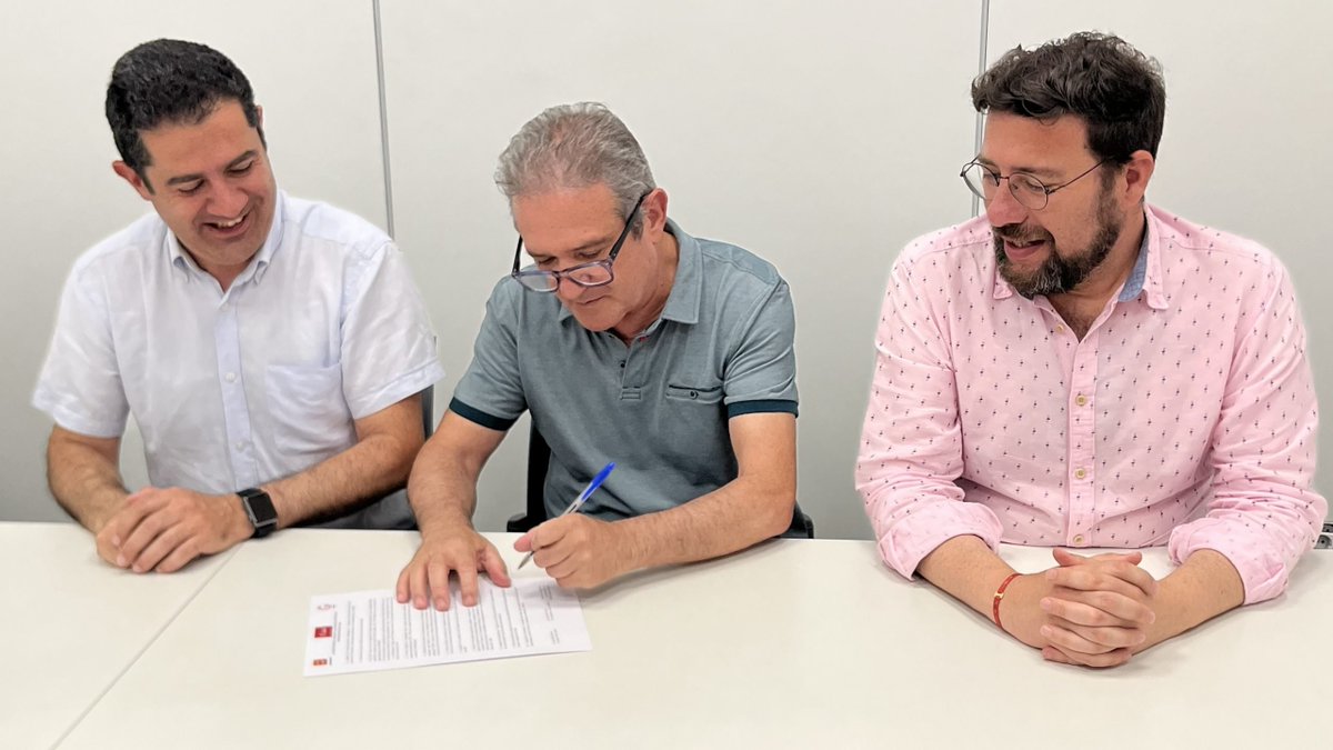 ✍️🏽L'acord que vam signar dijous amb el govern d'Alcoi per a facilitar l'aprovació dels pressupostos amb la nostra abstenció al plenari implica canvis significatius com la recuperació progressiva de serveis públics privatitzats, entre altres.

Un breu resum 👇🏽 🧵1/8