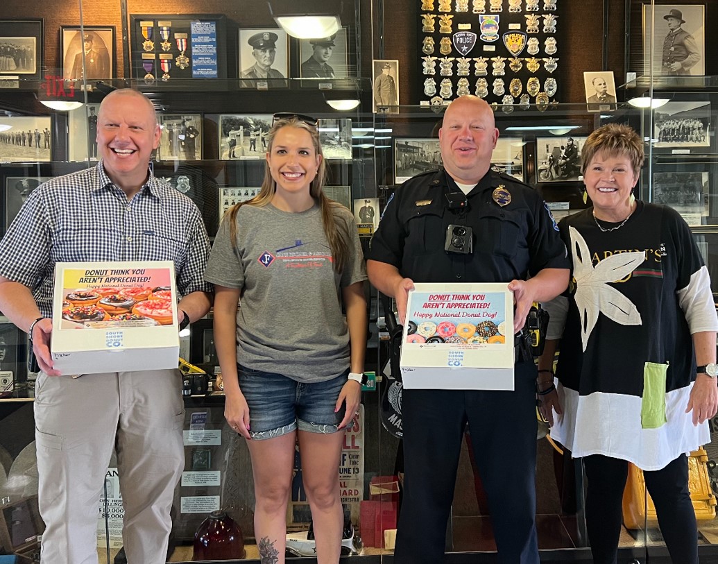 MasonCityPD's tweet image. It's #NationalDonutDay today and we have been well-cared for. Thanks to @HyVee Mason City and Jane Fischer and Associates for thinking of us!  2701