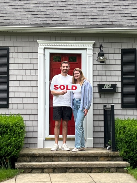 BryanPerreira's tweet photo. Diana and I closed today on this awesome single family home in Townsend, MA.  We wanted to thank both our clients and first time home buyers, Michael &amp; Jacqueline for trusting us to get this done for them and we truly appreciate the support 📷  Happy Friday 📷 https://t.co/mVK5j9Lnkb