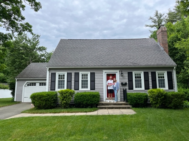 BryanPerreira's tweet photo. Diana and I closed today on this awesome single family home in Townsend, MA.  We wanted to thank both our clients and first time home buyers, Michael &amp; Jacqueline for trusting us to get this done for them and we truly appreciate the support 📷  Happy Friday 📷 https://t.co/mVK5j9Lnkb