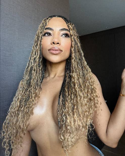 Am_Blujay's tweet photo. He bagged Amanda Du Pont.

Moral : Gents all you need is money not a Sixpack https://t.co/brUw8VaowQ