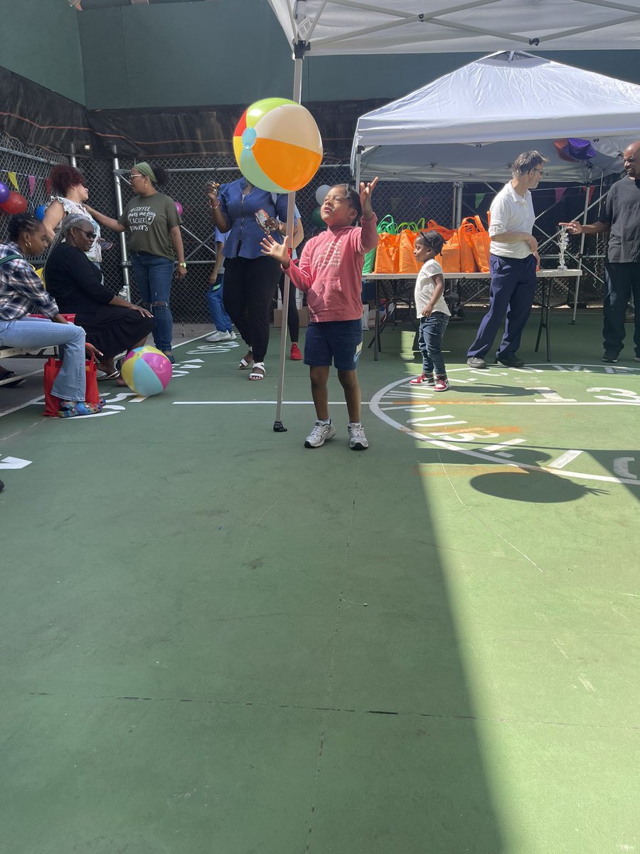 PSMS138's tweet photo. Readers are Leaders! PS138 book  giveaway was a huge hit! #district17 https://t.co/JjpWnRxXhM