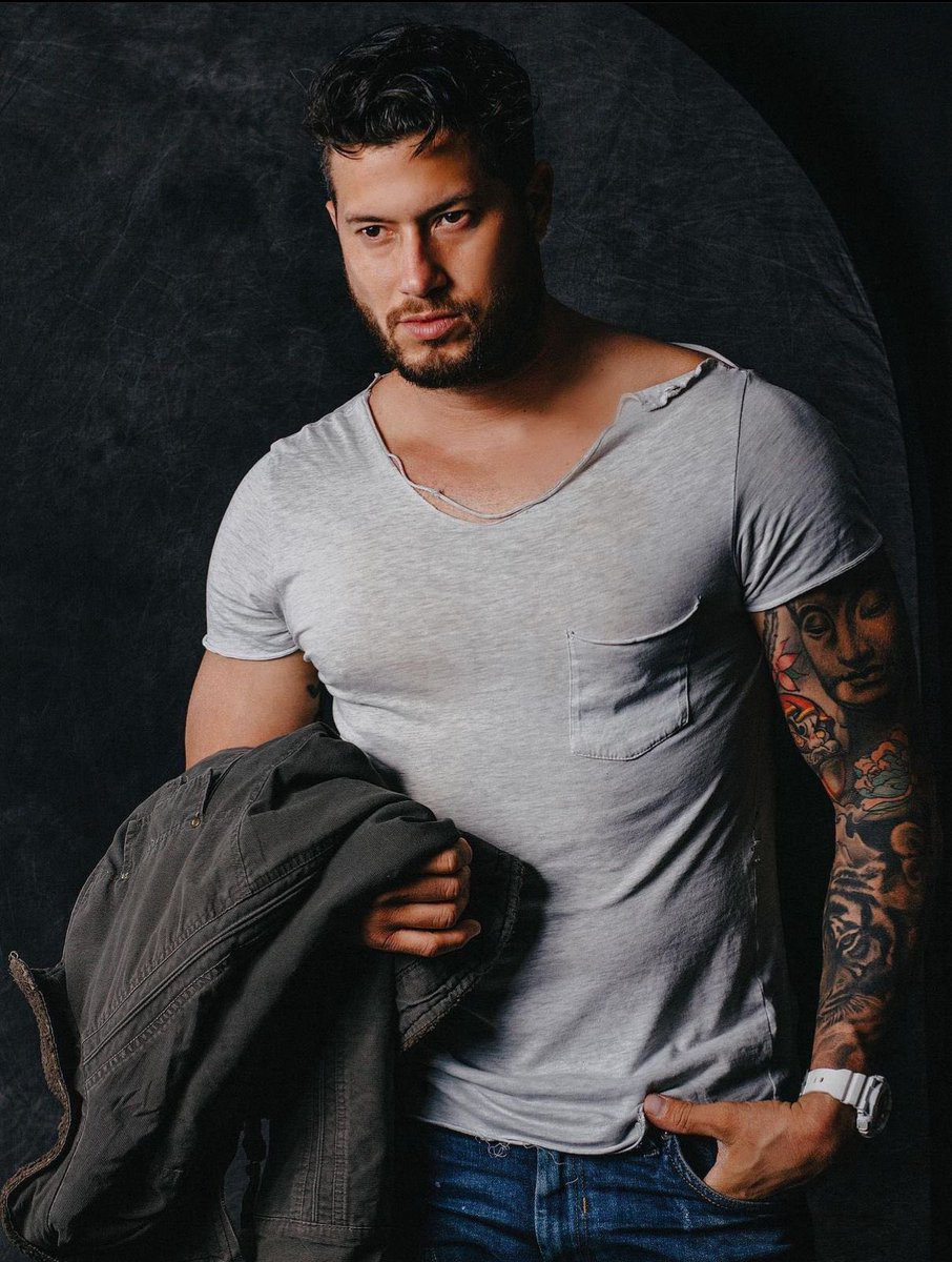 El profugo del asalto al banco Popular lleva por nombre Jorge Luis Estrella. En su biografia de redes sociales dice ser: modelo, actor y miembro de academia militar. Es hermano de Richard Estrella muerto en intercambio de disparos con la policia nacional <a href="/UltimominutoTW/">De Último Minuto</a>