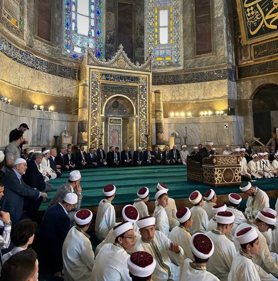 Cumhurbaşkanı Erdoğan, Ayasofya Camii'nde Hafızların icazet törenine katıldı.

Bu çocukların Hafız Doktor, Hafız Öğretmen, Hafız Mühendis, Hafız Savcı, Hafız Hakim, Hafız Vali ve daha nice önemli makamlarda görev almaları için dua ediyorum...