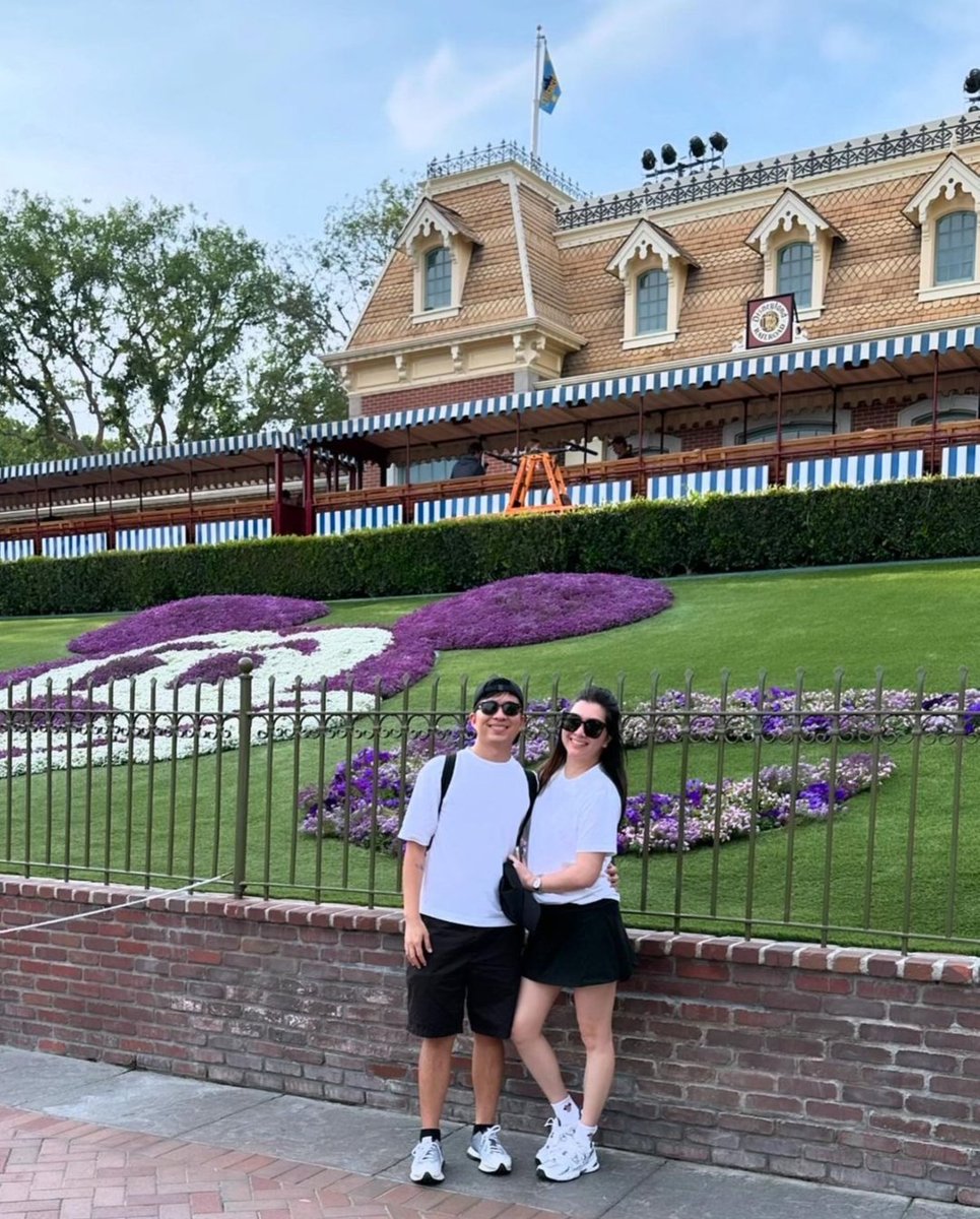 N92384Na's tweet photo. Happiest place with the lovebirds🥰❤️
Perfect Combination 🥰
Disneyland California 🏰🇺🇸 
#paufajardo #papajaayy https://t.co/UQjGOiuF3u