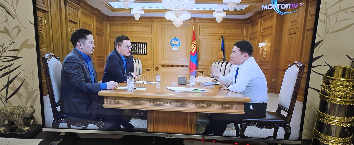 Энэ нэвтрүүлгийг сонсоод ийм новшийн Ерөнхий сайдтай ийм олон жил байсан гэж бодохоор дотор муухайрч байна даа