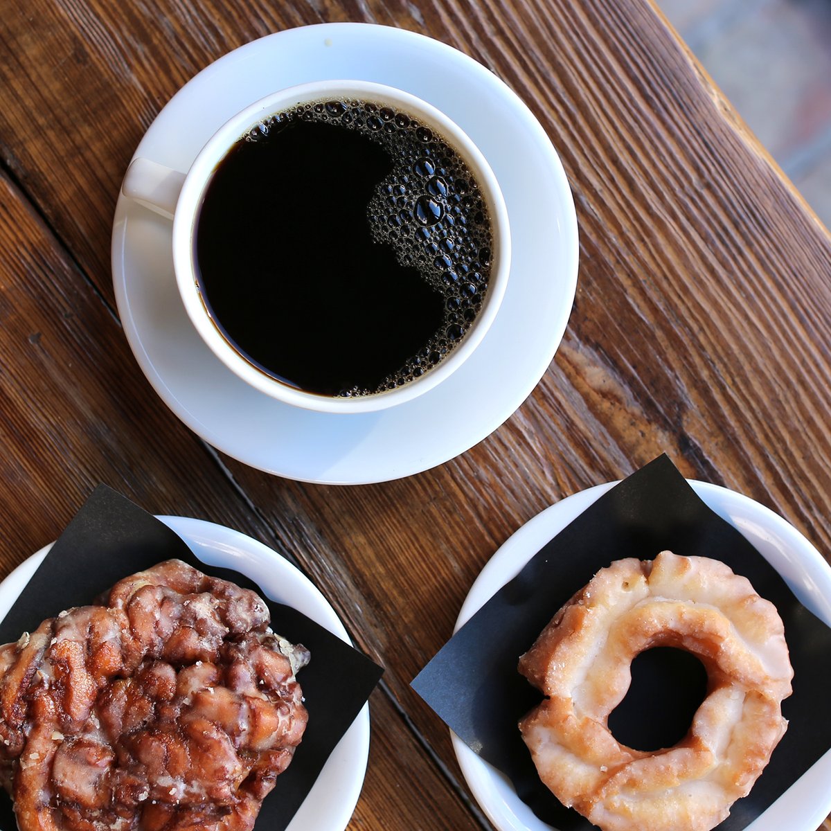 This #NationalDonutDay, enjoy the classic combo of an Old Fashioned Donut and a cup of coffee at Ground Up Coffee &amp; Bites. 🍩☕️ #GroundUpCoffee #OldFashionedDonut #ChicagoEats
chicago-restaurants-events.com/more/culinary-…