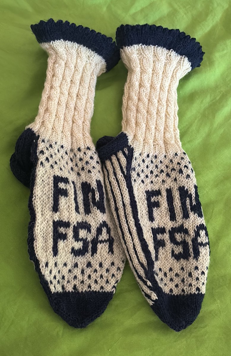 Katso <a href="/kaisaforsstrom/">Kaisa Forsström</a> Nyt on niin hienot virkasukat ettei tiedä miten päin olla 🥰 Isosiskot on parhaita ❤️