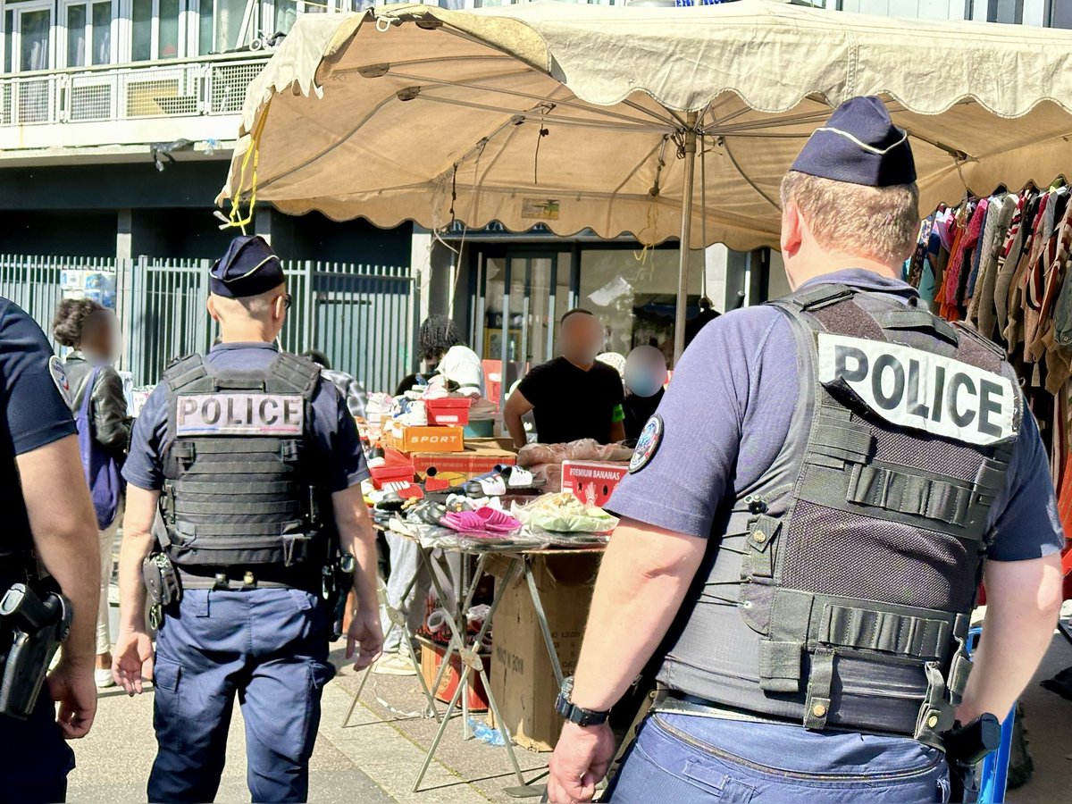 Prefet95's tweet photo. 🚨#protection #consommateurs | Opération de contrôle ce matin sur le marché de Sarcelles par la DDPP et @PoliceNat95 de @prefet95

➡️ Bilan : 
❌ 360 kg de produits alimentaires détruits
❌ 1 fermeture d’urgence d’une boucherie 
❌ 590 produits insecticides (punaises de lit..) contenant du filpronil et 78 flacons « Sniper »* très hautement neurotoxique saisis
❌ 7 saisies de produits insecticides 
contenant des substances dangereuses 
❌ 27 avertissements 

* Sniper est un produit interdit depuis 2013 en France, utilisé contre les punaises de lit et les cafards, à l’origine de centaines d’intoxications.