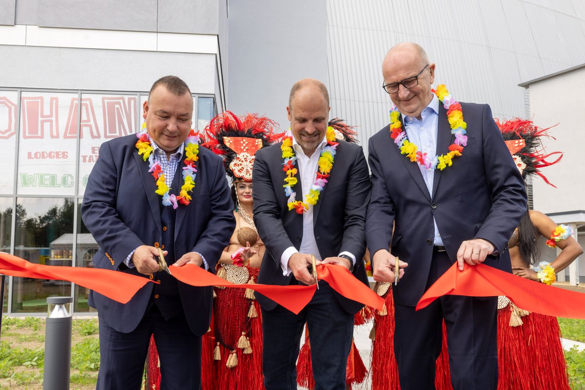 Aloha OHANA! 🌸Zusammen mit Dietmar Woidke, Sven Herzberger und vielen mehr konnten wir heute im <a href="/TIresort/">Tropical Islands</a> die offizielle Eröffnung unseres neuen Hotels feiern. Es bietet 150 zusätzliche Zimmer und ein Entertainmentbereich mit Bowlingbahnen, Karaoke-Box, Restaurant &amp; Bar u.v.m.🌴