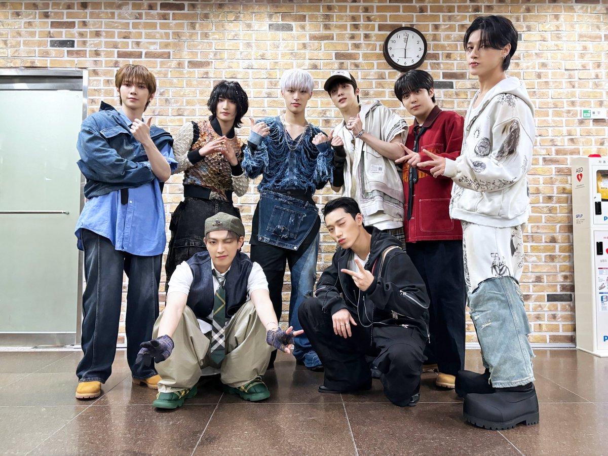[📷] TODAY ATEEZ
⠀
에이티니의 사랑에 힘입어 얻은 뮤직뱅크 1위🏆
24시간 에이티니 생각 중인 에이티즈🥰
⠀
#TODAY_ATEEZ #ATEEZ #에이티즈
#GOLDENHOUR #GOLDENHOUR_Part1 #WORK