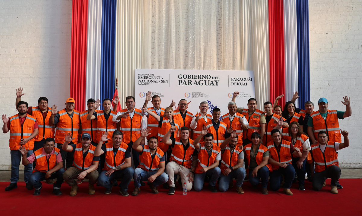 SantiPenap's tweet photo. Juntos venceremos a la adversidad. Con la SEN asistimos a nuestros compatriotas del departamento de Ñeembucú, brindando ayuda a las familias afectadas por las crecidas. Agradezco el apoyo de la Cámara de Comercio y Servicios de Ciudad del Este que se sumó a esta causa que es de todos los paraguayos. ¡Unidos saldremos adelante!