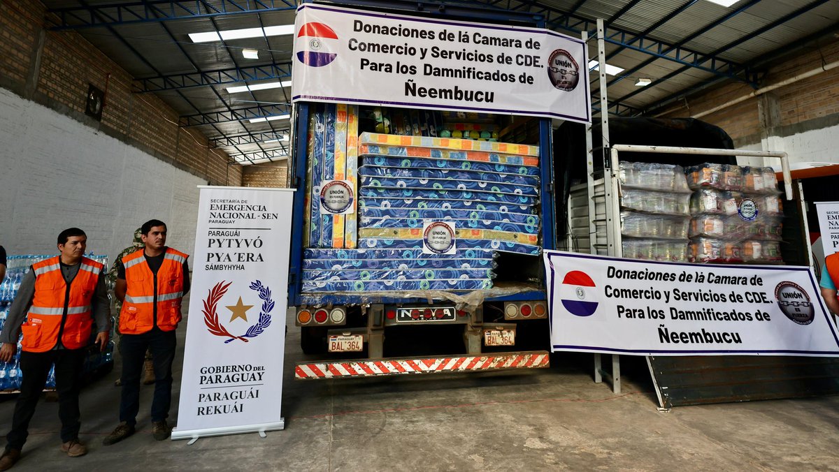 SantiPenap's tweet photo. Juntos venceremos a la adversidad. Con la SEN asistimos a nuestros compatriotas del departamento de Ñeembucú, brindando ayuda a las familias afectadas por las crecidas. Agradezco el apoyo de la Cámara de Comercio y Servicios de Ciudad del Este que se sumó a esta causa que es de todos los paraguayos. ¡Unidos saldremos adelante!