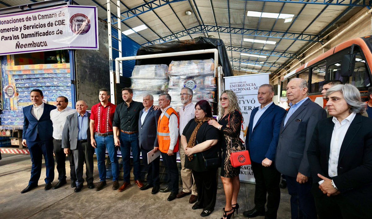 SantiPenap's tweet photo. Juntos venceremos a la adversidad. Con la SEN asistimos a nuestros compatriotas del departamento de Ñeembucú, brindando ayuda a las familias afectadas por las crecidas. Agradezco el apoyo de la Cámara de Comercio y Servicios de Ciudad del Este que se sumó a esta causa que es de todos los paraguayos. ¡Unidos saldremos adelante!