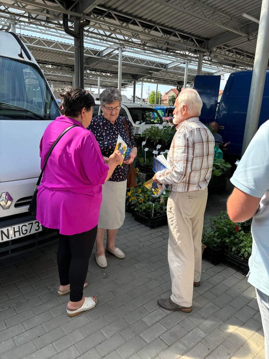 GabJanowski's tweet photo. Płońsk i Raciąż.
Piękne mazowieckie miejscowości z fantastycznymi mieszkańcami, którym dziękuję za życzliwe przyjęcie i serdeczne rozmowy w ostatnim dniu kampanii 😊🤝

Bez Paktu Migracyjnego, bez Zielonego Ładu, bez narzucania euro i likwidacji prawa weta - takiej Europy chcę! https://t.co/T4cAtrI09Q
